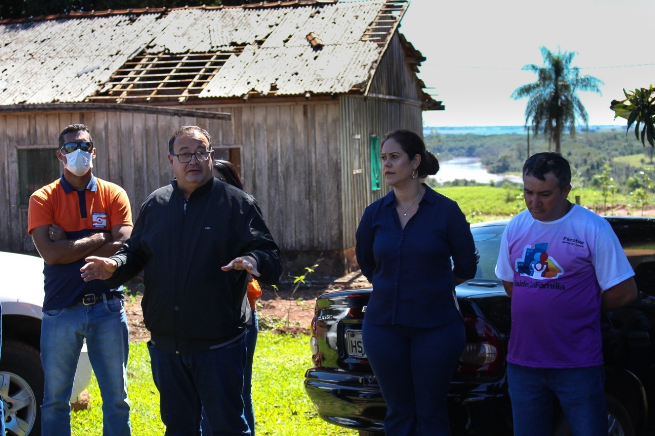 Prefeitura socorre famílias do assentamento Guanabara após chuva de granizo E/D - O Coordenador Municipal da Defesa Civil, Wilson Vicente Ferreira; o prefeito de Amambai, Dr. Bandeira; a prefeita de Juti, Elizângela Martins Biazotti dos Santos (Laka) e um dos moradores do assentamento rural, durante as ações de socorro / Fotos: Decom