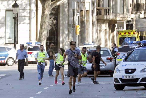 Barcelona – Van atropela pedestres em área turística de Barcelona e deixa ao menos 13 mortos Andreu Dalmau/Agência Lusa/EPA/Direitos reservados
