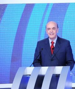 Serra mostra em debate seus projetos para um Brasil melhor Serra mostra em debate seus projetos para um Brasil melhor