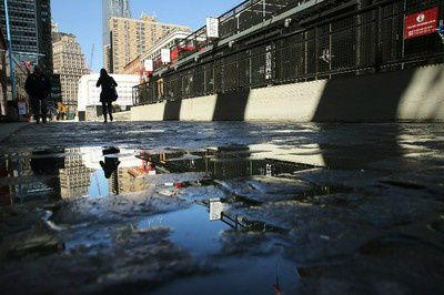 Aquecimento global: passou a hora de agir Pessoas caminham no South Street Seaport, área de Manhattan, em Nova York, que foi alagada pelo furacão Katrina. O novo relatório do IPCC sugere um futuro sombrio para o mundo.