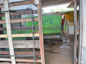 Com medo, famílias deixam galpão onde ocorreu chacina na Paraíba