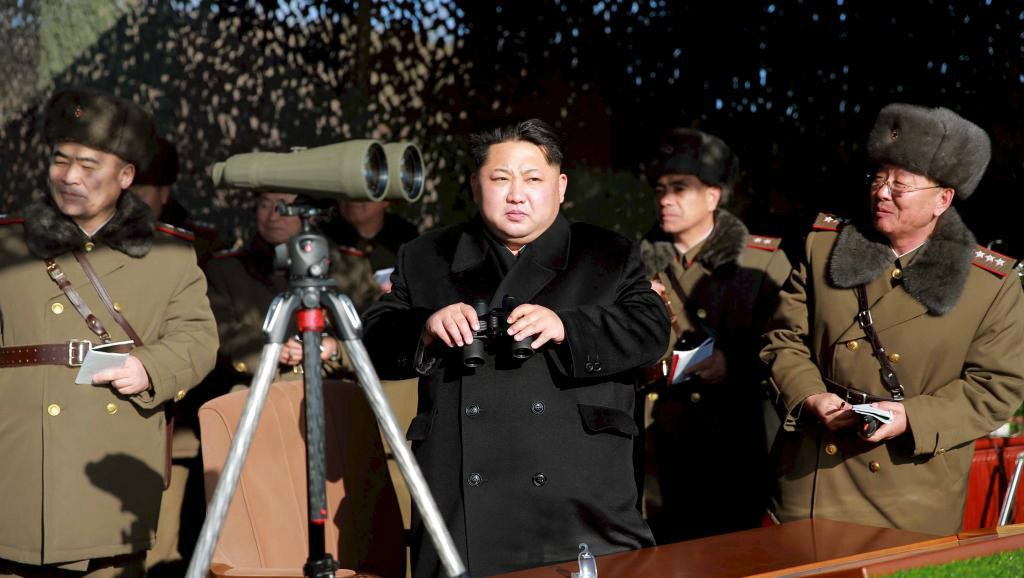 Kim Jong Un rodeado por dignatários do regime norte-coreano. 07 Janeiro 2016