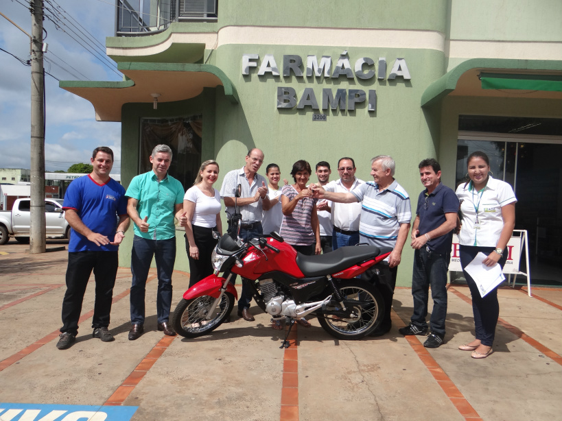 Amambai: ACIA entrega prêmios da campanha Natal de Sonhos A moto foi entregue na farmácia Bampi / Foto: Moreira Produções