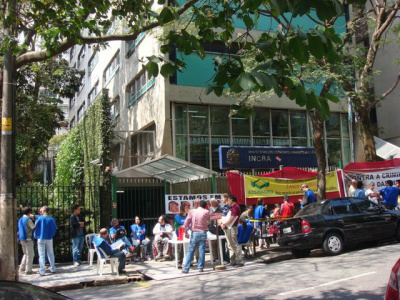 Integrantes do MST ocupam prédio do Incra em São Paulo