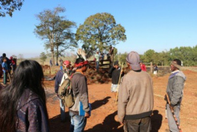 Em Laguna Carapã fazendeiros e empresários protestam contra invasões indígenas Índios que ocupam fazendas incluídas no estudo “Dourados Amambaipeguá I” / Foto: Helio de Freitas
