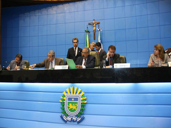 Oposição protesta, mas Assembleia autoriza contratações sem concurso