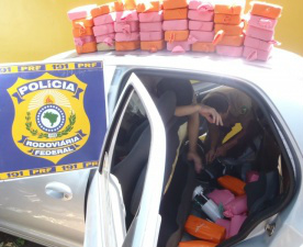 Tabletes de crack estavam no carro conduzido pelo coronel da reserva. (Foto: Divulgação)
