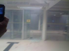 Foto: José Alves (externa) / Cleverson Carvalho (interna) / Aral Moreira NewsVidraça da agência foi quebrada em ação de bandidos