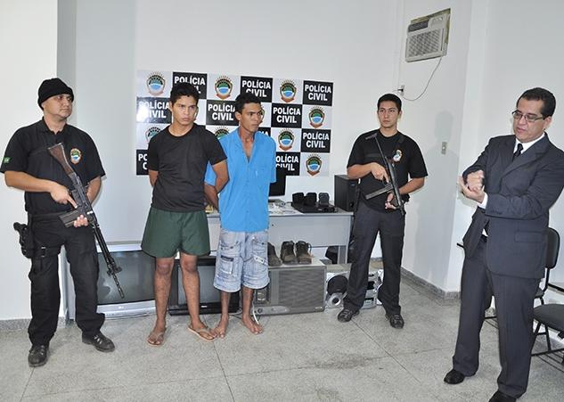 Polícia de Corumbá apresenta dupla acusada de matar professor degolado Polícia de Corumbá apresenta dupla acusada de matar professor degolado