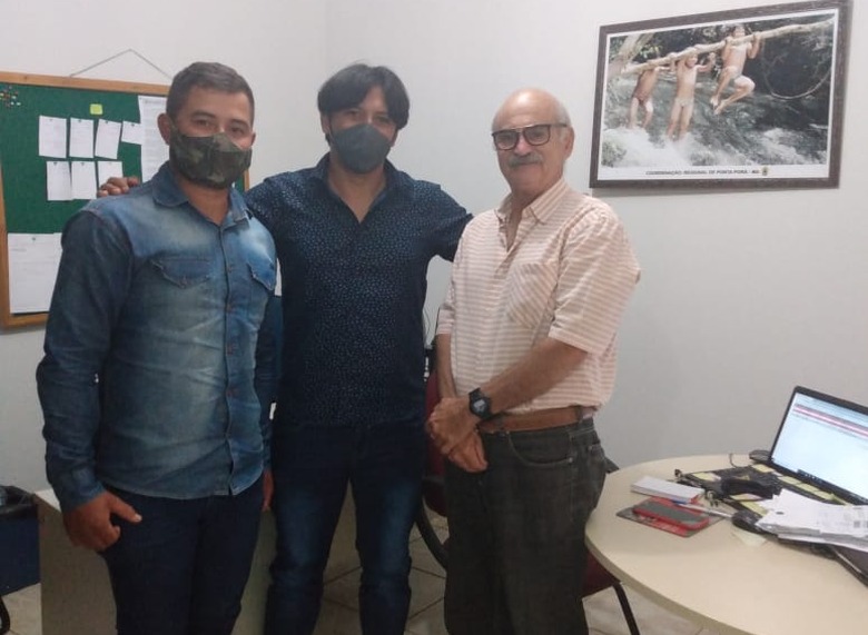 Vereador Tato Souza ladeado pelo coordenador da Funai, José Resina e um de seus apoiadores, Ferando Ricarte / Foto: Divulgação
