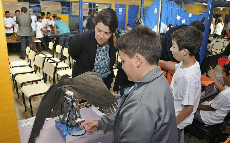 Alunos de 9 anos programam robô em forma de águia para mover as asas por meio de um sensor  (Foto: Divulgação)
