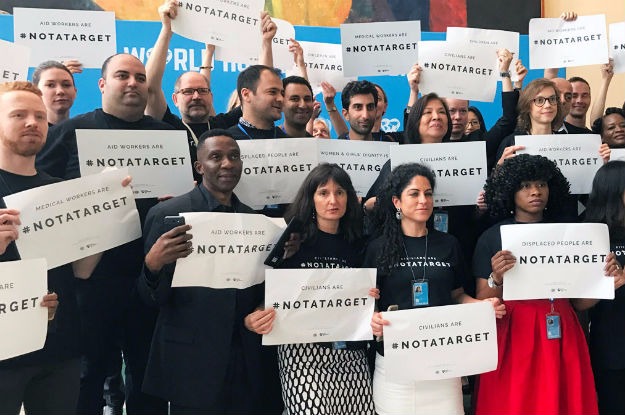 Funcionários na sede da ONU juntos pela campanha #NotATarget. Foto: ONU News/Paulina Carvajal