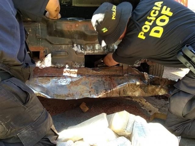 Policiais retiram tabletes de maconha de “mocó” em lataria de carro (Foto: Adilson Domingos)