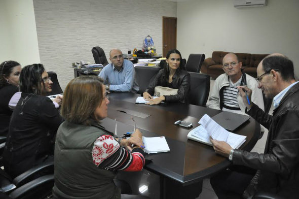 Durante reunião com a comissão na sexta-feira (03), o prefeito Sergio Barbosa anunciou a possibilidade de 2% de reajuste Foto: Decom