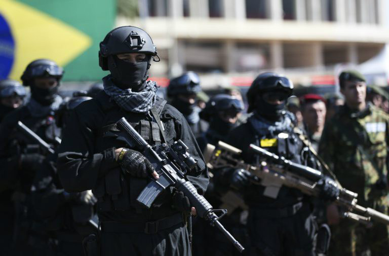 Integrante do aparato que será usado na segurança dos Jogos Olímpicos se apresenta em Brasília