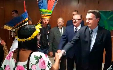 Bolsonaro faz live ao lado de indígenas / Foto:  Presidência da República