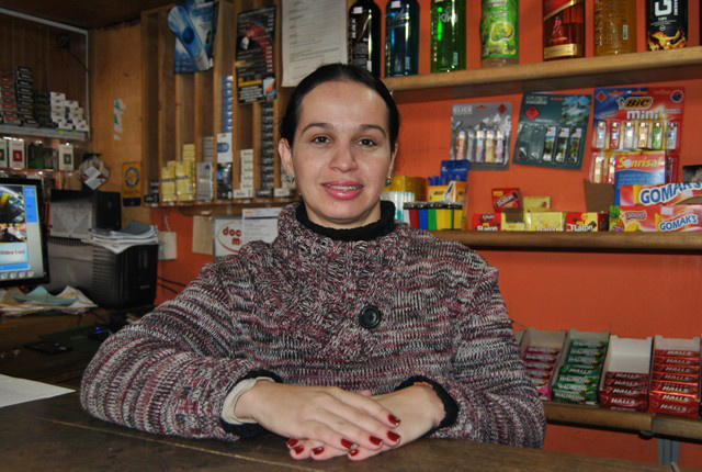 Frio muda cenário e mexe com rotina da população em Amambai A atendente Francieli de Souza. Foto: Moreira Produções.