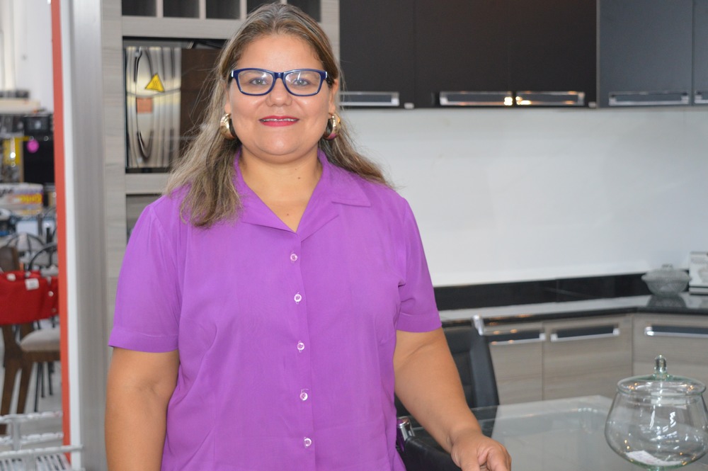 Com qualidade e preço baixo, Loja Veneza é opção para você presentear sua mãe Rosemar Marchett é a gerente da Veneza em Amambai / Foto: Moreira Produções