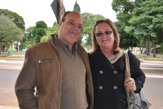 Frio muda cenário e mexe com rotina da população em Amambai O casal paranaense Roberto Souza e Ivone Matchil. Foto: Moreira Produções.