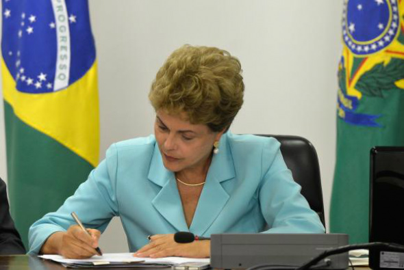 Presidenta Dilma Rousseff assina Medida Provisória que cria Programa de Proteção ao Emprego, durante solenidade no Palácio do Planalto / Foto: Wilson Dias/Agência Brasil