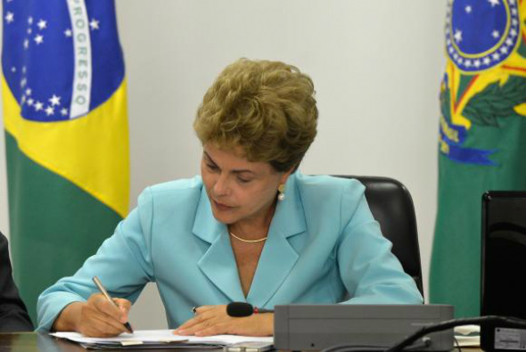 União cria programa de proteção ao emprego Presidenta Dilma Rousseff assina Medida Provisória que cria Programa de Proteção ao Emprego, durante solenidade no Palácio do Planalto / Foto: Wilson Dias/Agência Brasil
