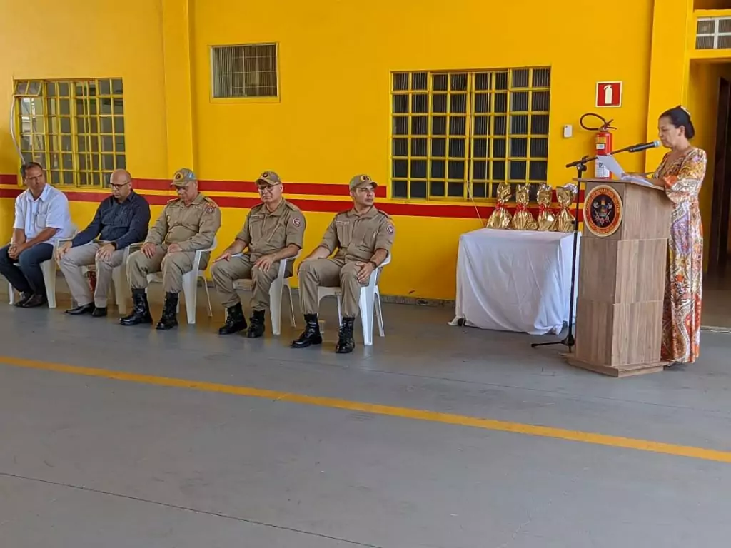 No dia do aniversário do 16º SGB, vereadora Cida Farias homenageia guarnição de bombeiros que impediu suicídio