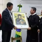 No dia da Padroeira, governador recebe imagem de Nossa Senhora do Perpétuo Socorro