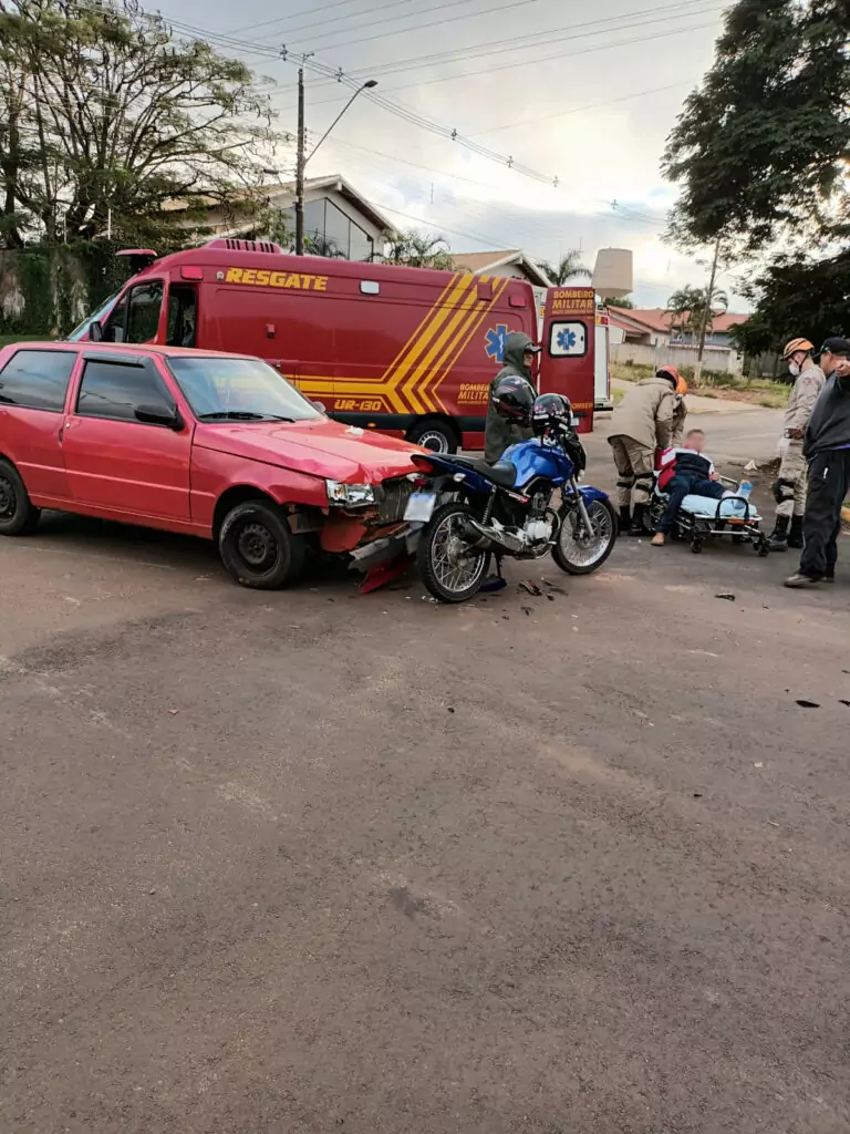 Colisão entre carro e moto deixa dois feridos em Amambai Colisão entre carro e moto deixa dois feridos em Amambai