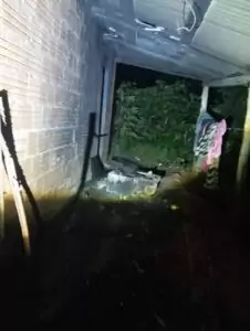 Policiais Militares de Tacuru socorrem mulher durante incêndio em residência