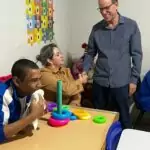 Prefeito visita APAE para acompanhar atividades e ouvir demandas da instituição