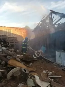 Incêndio em residência mobiliza Corpo de Bombeiros nesta quinta-feira (7) em Amambai