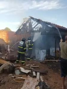 Incêndio em residência mobiliza Corpo de Bombeiros nesta quinta-feira (7) em Amambai