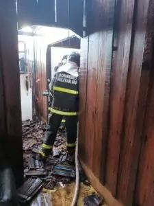 Incêndio em residência mobiliza Corpo de Bombeiros nesta quinta-feira (7) em Amambai