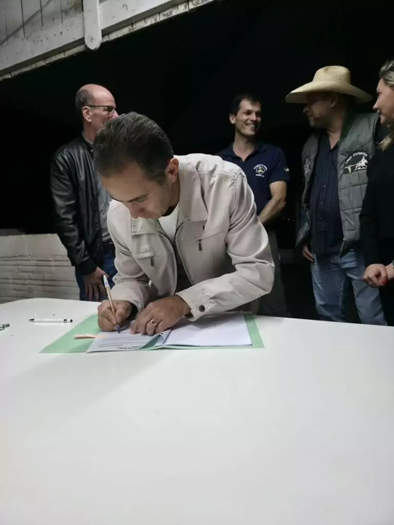 Prefeitura de Amambai firma convênio com o CTG Sentinela de Amambai para realização do 35º FEGAMS