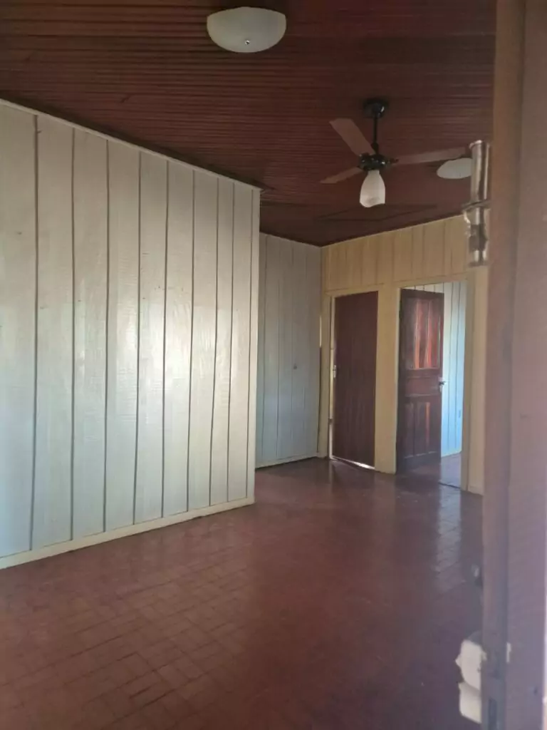 Casa com salão comercial está à venda no centro de Amambai Casa com salão comercial está à venda no centro de Amambai