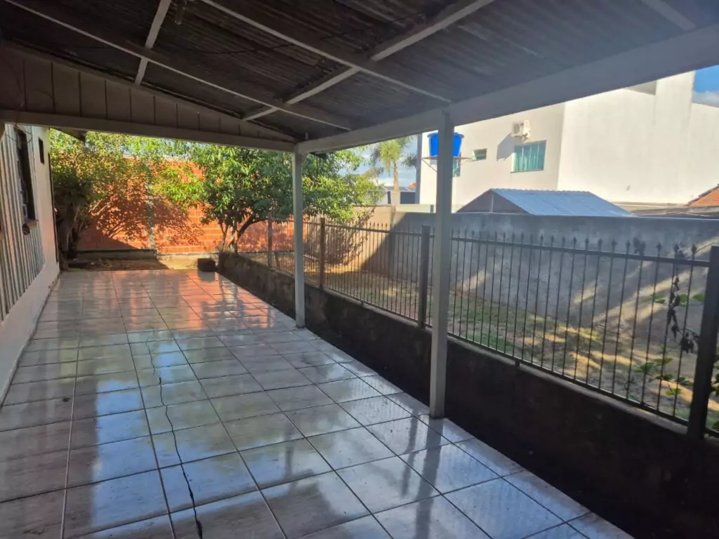 Casa com salão comercial está à venda no centro de Amambai Casa com salão comercial está à venda no centro de Amambai