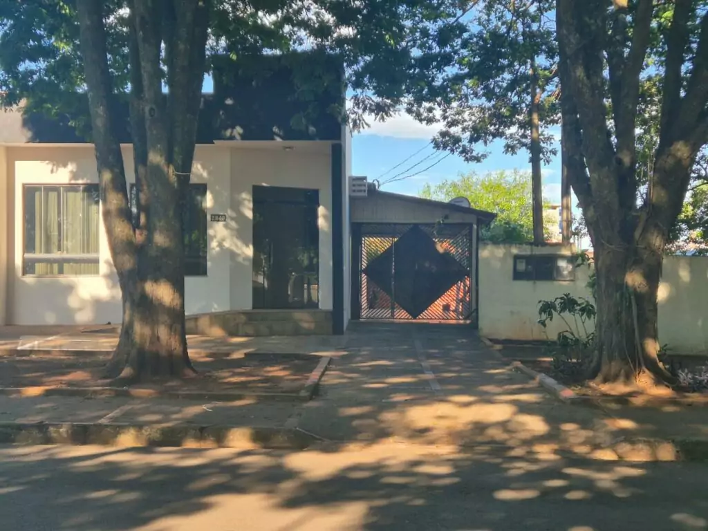 Casa com salão comercial está à venda no centro de Amambai Casa com salão comercial está à venda no centro de Amambai
