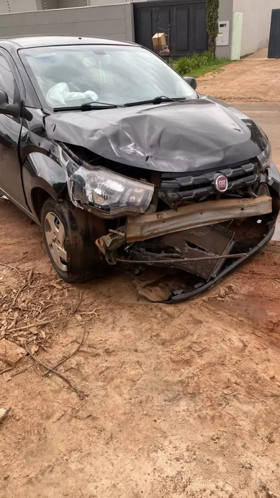 Motociclista fica ferida após colisão entre carro e motocicleta no centro de Amambai