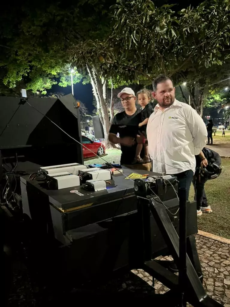 Evento reuniu famílias na Praça Central com sorteio de R$ 25 mil em prêmios, exposição de veículos, som automotivo e show ao vivo Evento reuniu famílias na Praça Central com sorteio de R$ 25 mil em prêmios, exposição de veículos, som automotivo e show ao vivo