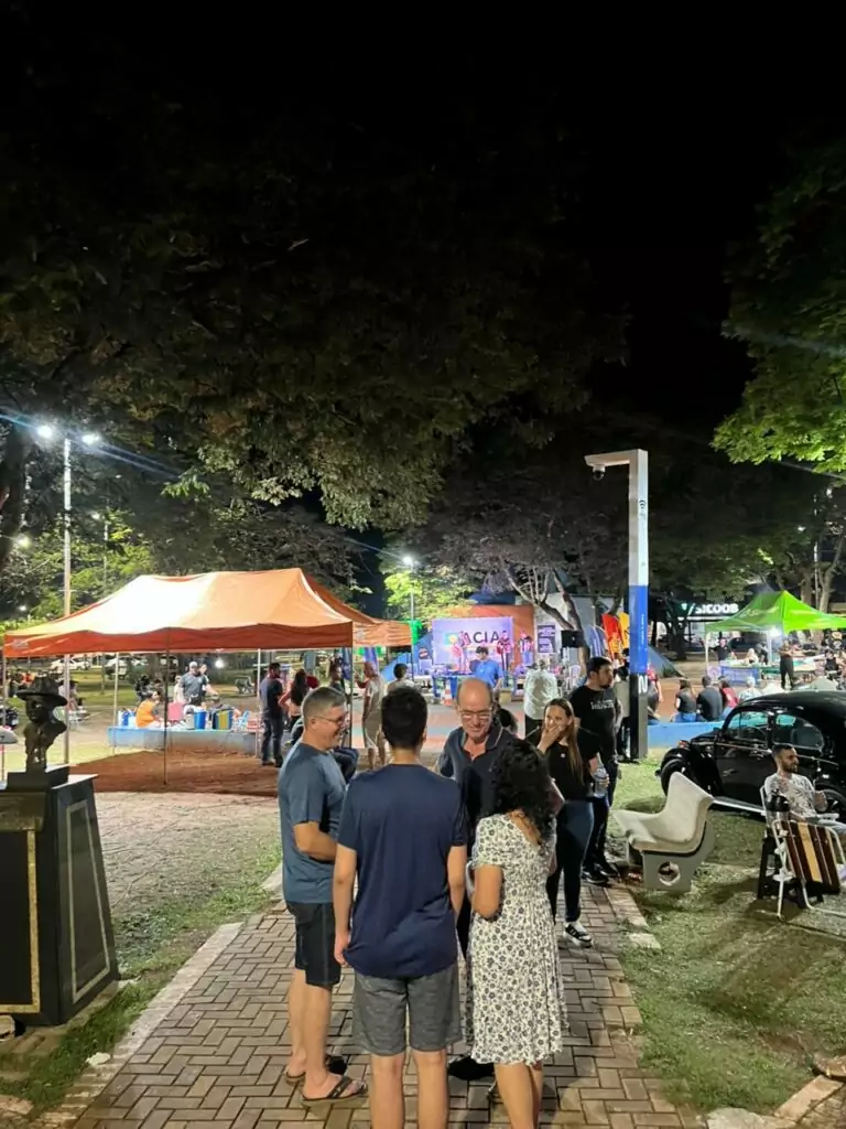 Evento reuniu famílias na Praça Central com sorteio de R$ 25 mil em prêmios, exposição de veículos, som automotivo e show ao vivo Evento reuniu famílias na Praça Central com sorteio de R$ 25 mil em prêmios, exposição de veículos, som automotivo e show ao vivo